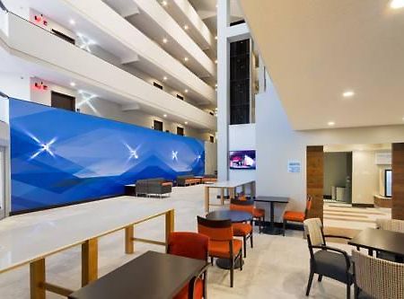 H I Express & Suites San Antonio Medical-Six Flags Екстер'єр фото